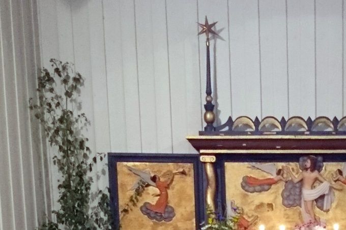 Kyrkan smyckad för musikgudstjänst 20 juni 2019