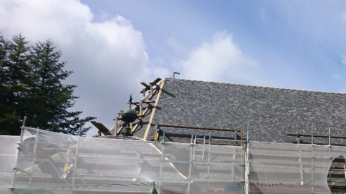 Arbetet med omläggning av skifferplattorna börjar bli klart (foto 2020-05-17)
